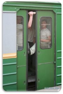 неисправность запорных устройств или контроля закрывания входных дверей;